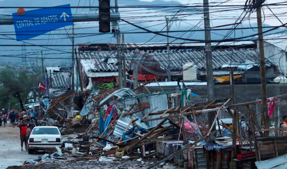 Miles de turistas intentan salir de la ciudad que ha quedado sin energía eléctrica, agua potable, transporte y conexión a internet. Foto: France 24 Miles de turistas intentan salir de la ciudad que ha quedado sin energía eléctrica, agua potable, transporte y conexión a internet. Foto: France 24