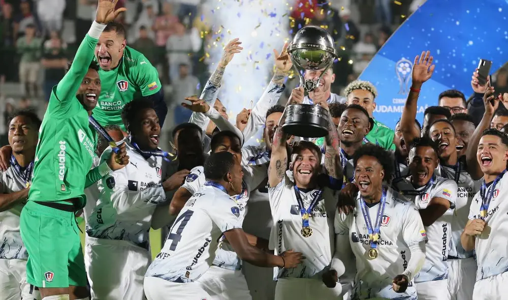 LDU Quito campeonó la Copa Sudamericana tras vencer en penales a Fortaleza. Foto: EFE