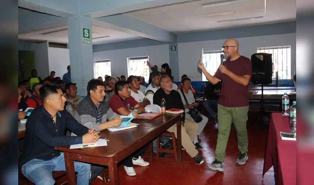 Raúl Romero y Carla Galdos hablaron sobre libros y literatura en el reclusorio de varones del penal de Socabaya. Foto: La República