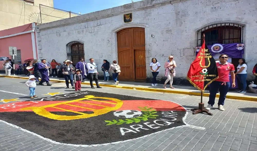 El FBC Melgar le rindió homenaje al Señor de los Milagros con una tradicional alfombra con el escudo rojinegro. Foto: La República El FBC Melgar le rindió homenaje al Señor de los Milagros con una tradicional alfombra con el escudo rojinegro. Foto: La República