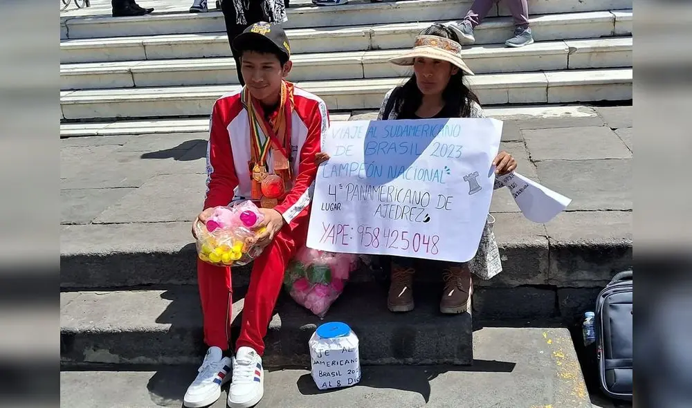 Leonardo y su madre ofrecen los patitos por la plaza de armas de Armas. Foto y video: Edgarg Ranilla/Facebook