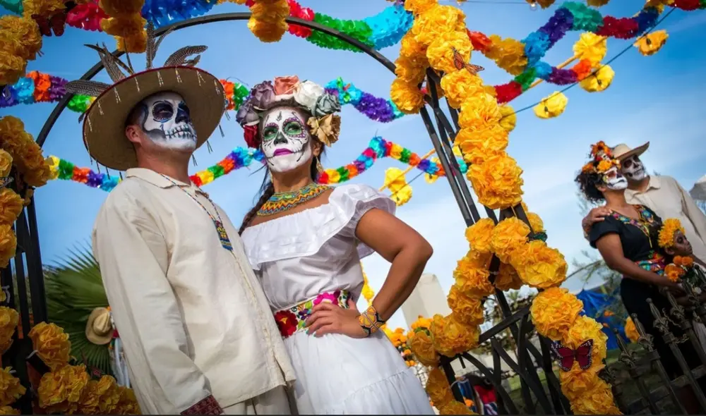 Durante el Día de los Muertos en México, se elaboran flores y carteles coloridos para representar la fragilidad de la vida y rendir un homenaje a los difuntos. Foto: National Geographic