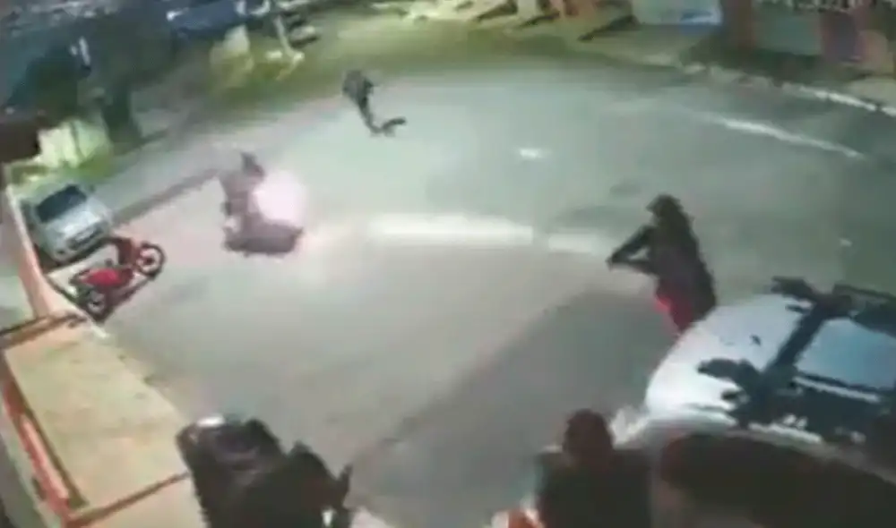 La mujer pertenece a la Policía local y gracias a su rápida acción se pudo detener a uno de los delincuentes. Foto y video: Twitter La mujer pertenece a la Policía local y gracias a su rápida acción se pudo detener a uno de los delincuentes. Foto y video: Twitter