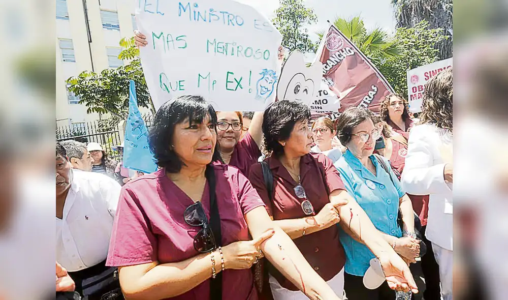 Plantón. Gremios protestaron en los exteriores del Minsa. Foto: Felix Contreras / La República