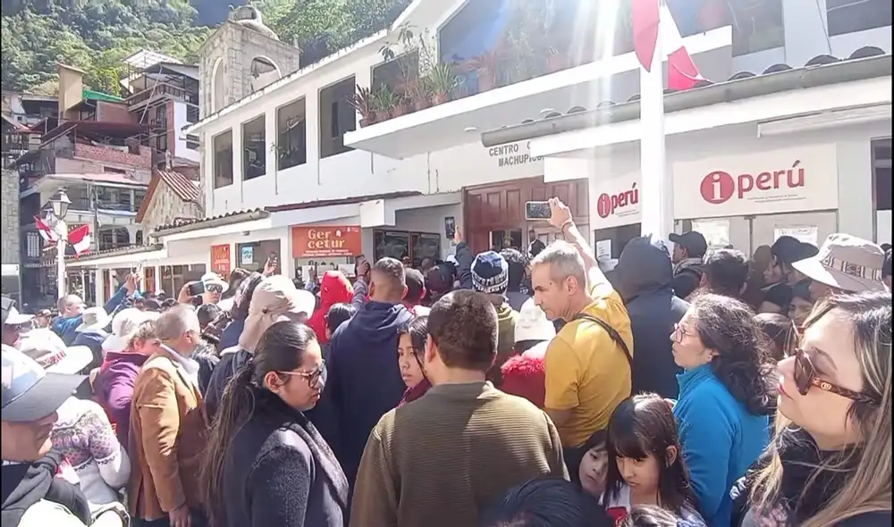 La venta presencial de boletos ha generado que los turistas formen largas colas para adquirir su ticket. Foto: La República La venta presencial de boletos ha generado que los turistas formen largas colas para adquirir su ticket. Foto: La República