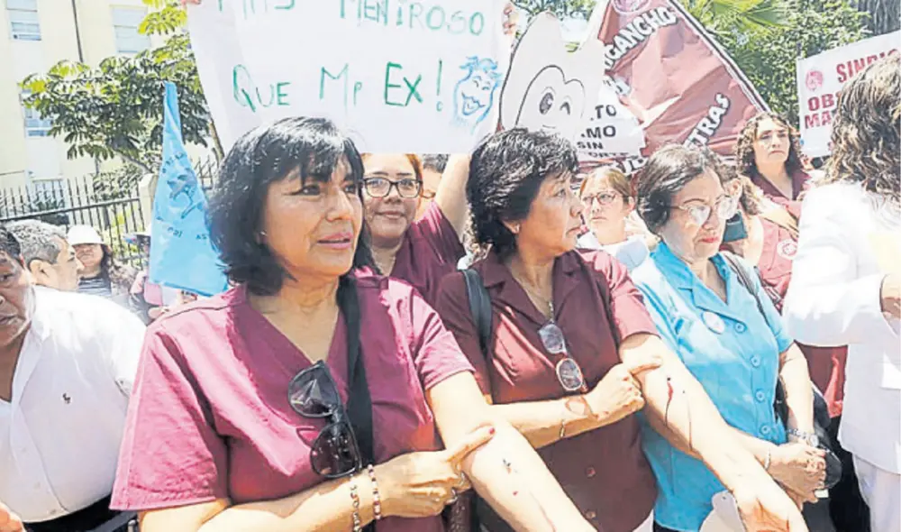 Gremios protestaron en los exteriores del Minsa. Exigen incremento real de sus remuneraciones. Foto: La República Gremios protestaron en los exteriores del Minsa. Exigen incremento real de sus remuneraciones. Foto: La República
