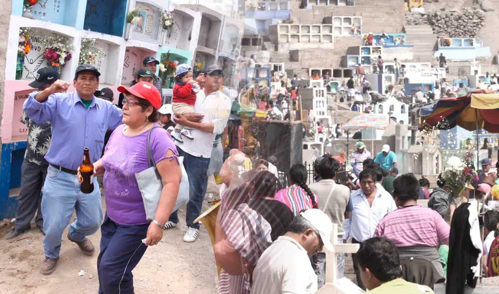 Las personas suelen festejar al recordar a sus seres queridos durante el Día de todos los Santos. Foto: composición LR.