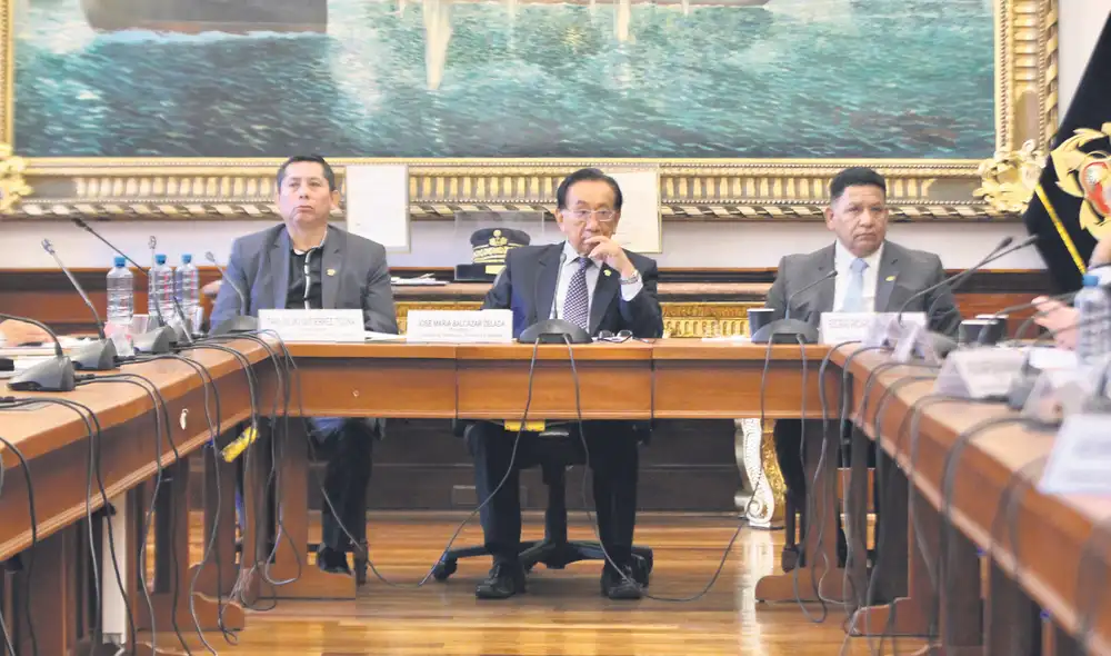 No va. El presidente de la Comisión de Educación, José Balcázar (centro), impulsó la iniciativa. Foto: difusión No va. El presidente de la Comisión de Educación, José Balcázar (centro), impulsó la iniciativa. Foto: difusión