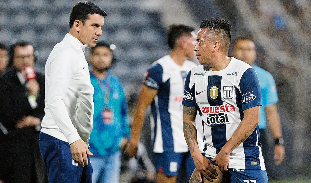 Trabajo intenso. El técnico íntimo bosqueja el equipo que echará al campo para enfrentar a cremas en el Monumental. Foto: Luis Jiménez/La República Trabajo intenso. El técnico íntimo bosqueja el equipo que echará al campo para enfrentar a cremas en el Monumental. Foto: Luis Jiménez/La República
