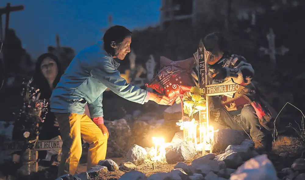 El amor es eterno. Familias dejaron flores en las tumbas. Varios se quedaron hasta la noche. Foto: Antonio Melgarejo / La República El amor es eterno. Familias dejaron flores en las tumbas. Varios se quedaron hasta la noche. Foto: Antonio Melgarejo / La República