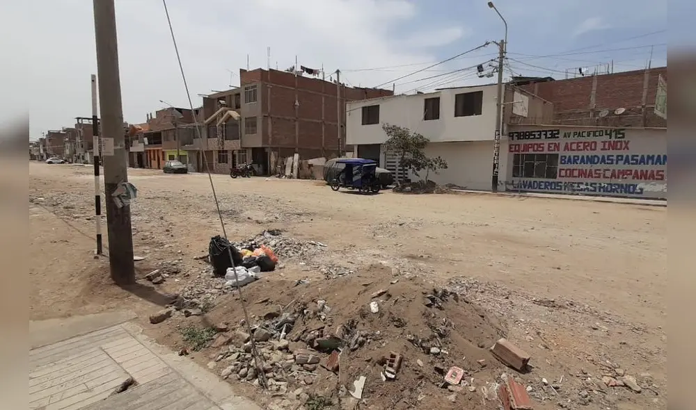 Desmonte es arrojado en plena vía El Ejército. Foto: Carlos Vásquez/La República