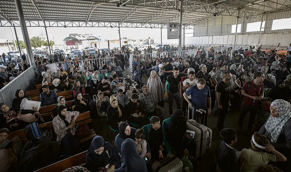 Desplazados. Cientos de familias palestinas llegaron al paso fronterizo de Rafah para intentar migrar a Egipto, huyendo de la ofensiva del ejército israelí en Gaza. Foto: EFE