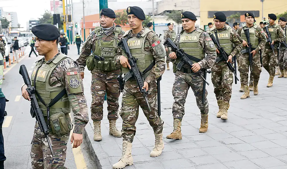 El dato. Este viernes, efectivos de la Dirección de Operaciones Especiales (Diroes) se desplegaron en La Victoria y El Agustino para efectuar operativos de control de identidad y evitar la acción de bandas armadas. Foto: Marco Cotrina/La República