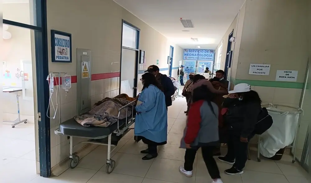 Los heridos fueron trasladados al hospital Carlos Monge y son atendidos en pasillo de nosocomio. Foto: La República