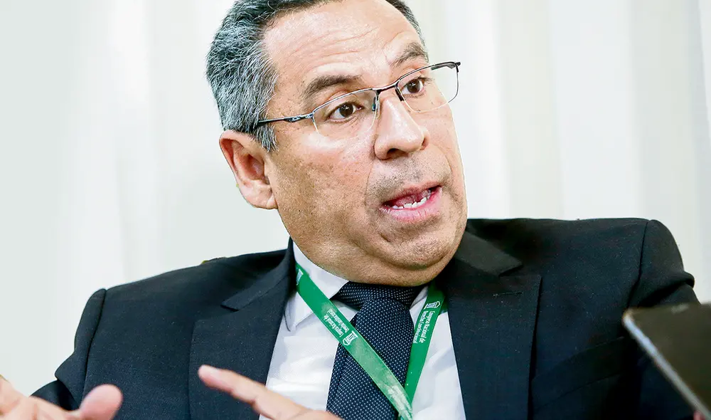 Magistrado. En el Congreso de constitucionalistas, Francisco Morales, presidente del TC, se declaró un defensor de la Constitución. Para él la ley de leyes no es el problema sino la élite política. Foto: Rodrigo Talavera/La República Magistrado. En el Congreso de constitucionalistas, Francisco Morales, presidente del TC, se declaró un defensor de la Constitución. Para él la ley de leyes no es el problema sino la élite política. Foto: Rodrigo Talavera/La República