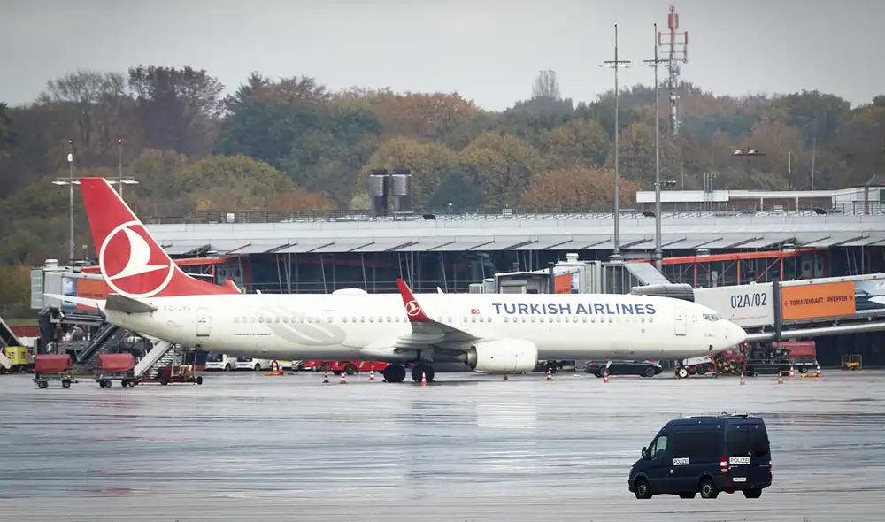 El tráfico aéreo del aeropuerto de Hamburgo se suspendió mientras la Policía negociaba con el hombre. Foto: EFE