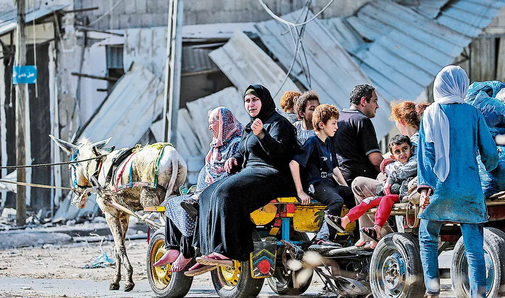El dato. Se cuentan por miles las familias palestinas que se trasladan a pie o en cualquier vehículo hacia el sur de la Franja de Gaza huyendo de la guerra. Foto: EFE El dato. Se cuentan por miles las familias palestinas que se trasladan a pie o en cualquier vehículo hacia el sur de la Franja de Gaza huyendo de la guerra. Foto: EFE