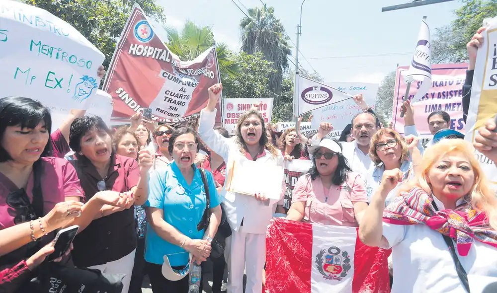 Medida de lucha. Trabajadores de la salud han realizado ya 5 plantones en contra del Minsa. Foto: Félix Contreras / La República Medida de lucha. Trabajadores de la salud han realizado ya 5 plantones en contra del Minsa. Foto: Félix Contreras / La República