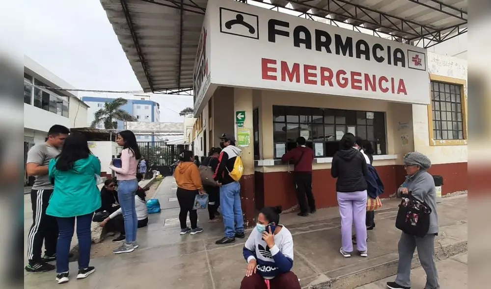 Decenas de personas, con limitaciones de recursos económicos, llegan al área de Farmacia. Foto: Carlos Vásquez/La República