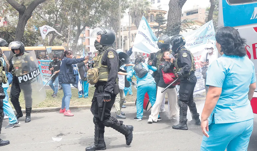 Protesta. Gremios llevan nueve días realizando plantones. Ayer fueron recibidos a bombazos. Foto: difusión Protesta. Gremios llevan nueve días realizando plantones. Ayer fueron recibidos a bombazos. Foto: difusión