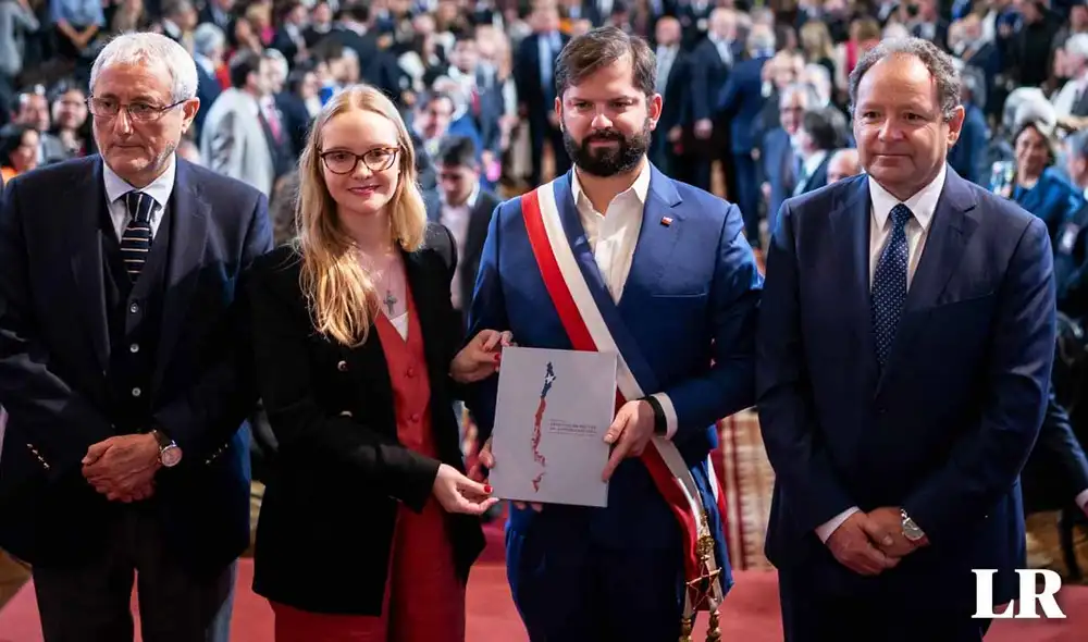 Beatriz Hevia, presidenta del Consejo Constitucional, le entregó a Gabriel Boric el nuevo proyecto de carta magna. Foto: composición LR/@Presidencia_cl