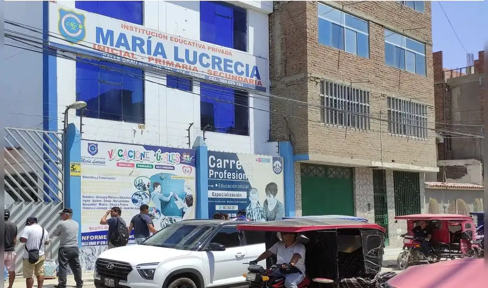 Los padres de familia se reunieron de emergencia con el director del colegio María Lucrecia. Foto: Emmanuel Moreno - Video: Emmanuel Moreno