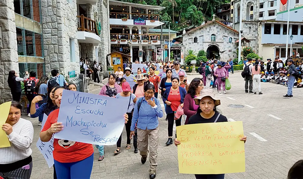 El dato. Gremios acordaron la noche del 6 de noviembre declararse en protesta permanente. Ayer marcharon exigiendo la continuidad de la venta presencial de boletos a la ciudadela inca. Foto: difusión