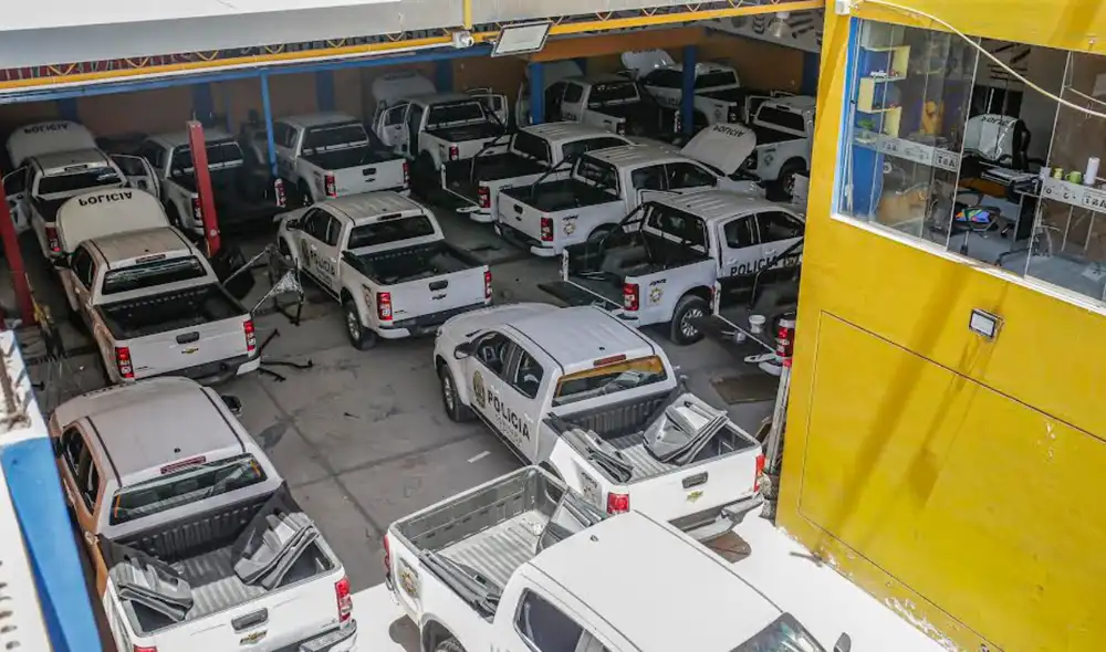 Policía Antocorrupción llegó a taller de empresa para corroborar denuncia. En taller hay 17 camionetas con logos de GRA y de PNP. Foto: Rodrigo Talavera/LR