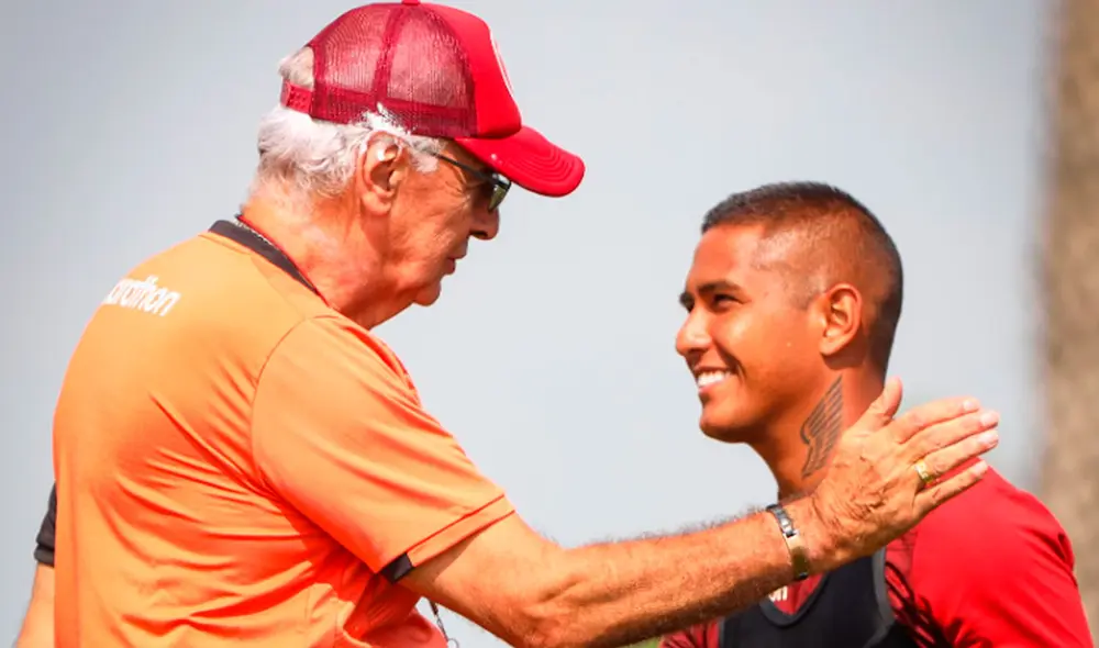 El entrenador Jorge Fossati saludando a Roberto Siucho cuando se integró al equipo. Foto: Universitario/’X’