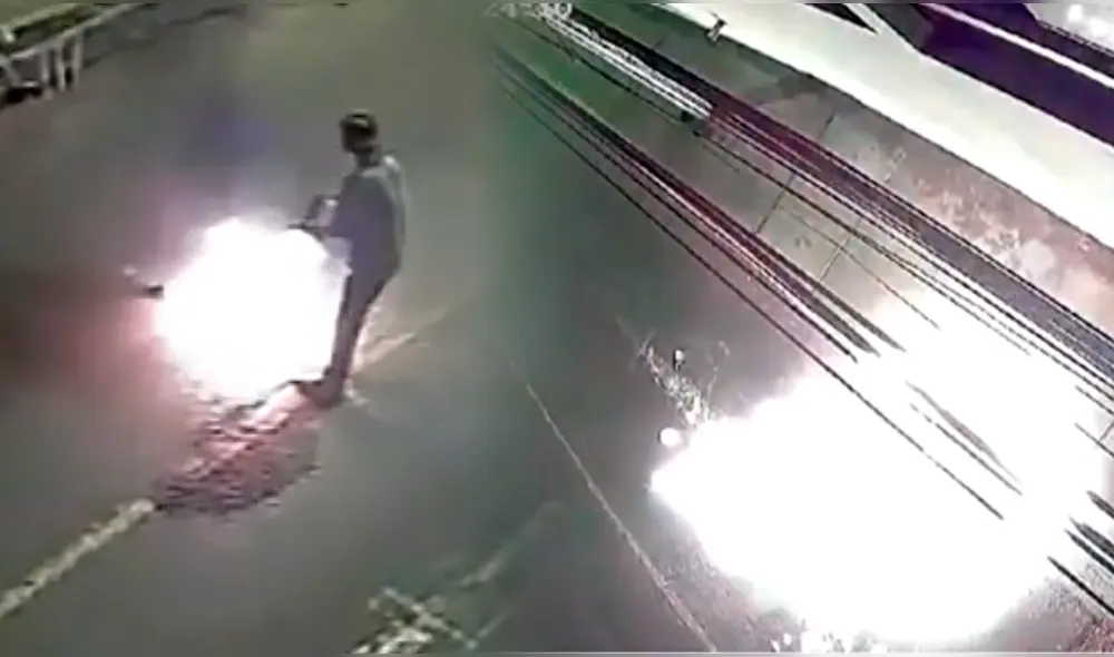 La víctima apagó las llamas después de explosión de bomba. Tras ello, denunció el acto delictivo en la comisaría de su distrito. Foto: composición LR/América TV