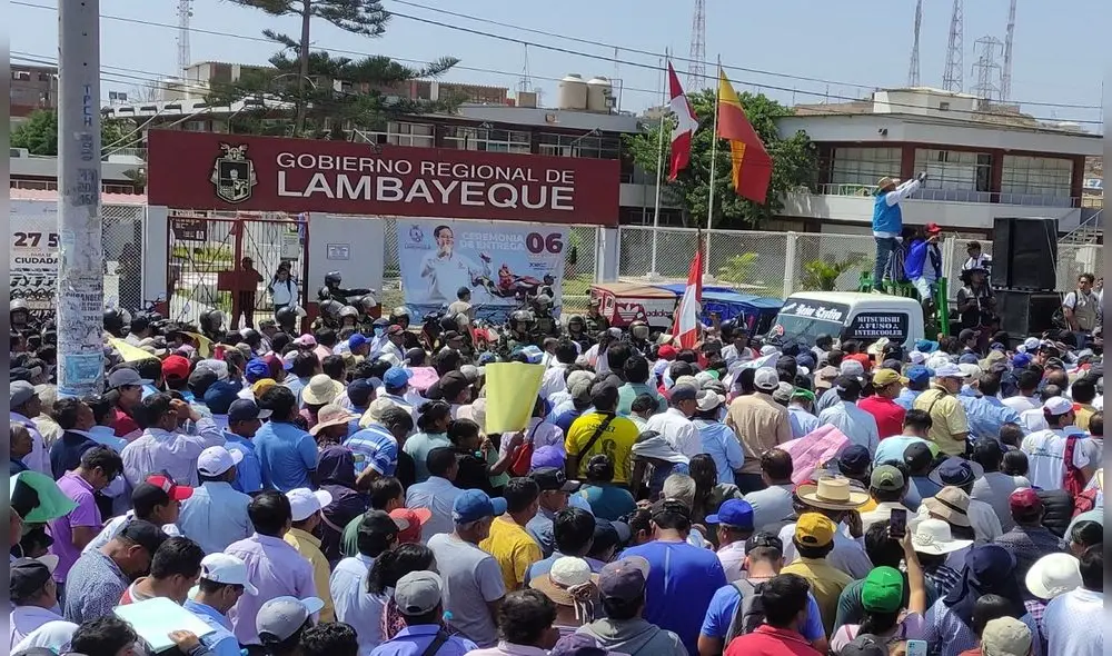 Cientos de agricultores se movilizaron por la avenida Juan Tomis y Salaverry hasta llegar a la sede del GORE Lambayeque. Foto: La República
