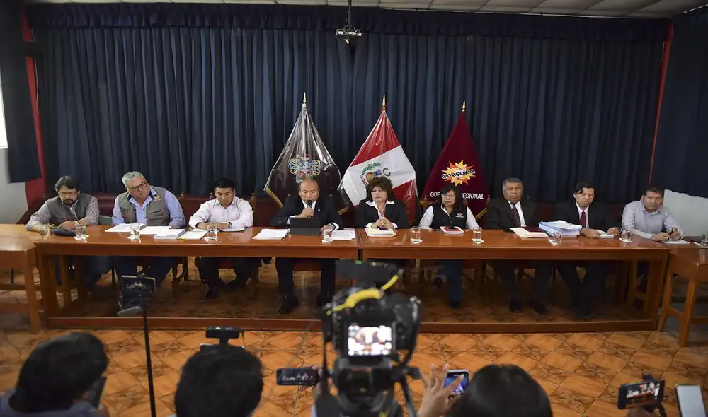 Funcionario dijeron el martes que fi rmarían contrato, pero ahora evalúan nulidad. Foto: Gore Funcionario dijeron el martes que fi rmarían contrato, pero ahora evalúan nulidad. Foto: Gore