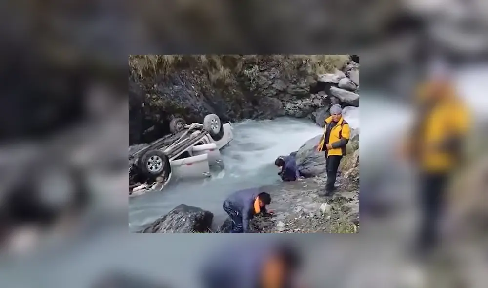 Vecinos ayudaron a rescatar a los heridos. Foto: captura Pachamama Radio. - Video: Murciélago