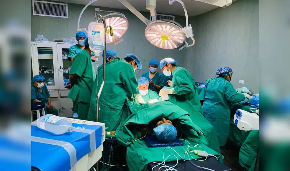 La cirugía permitió que ambos dejen la sonda y recuperen las funciones biológicas naturales. Foto: EsSalud