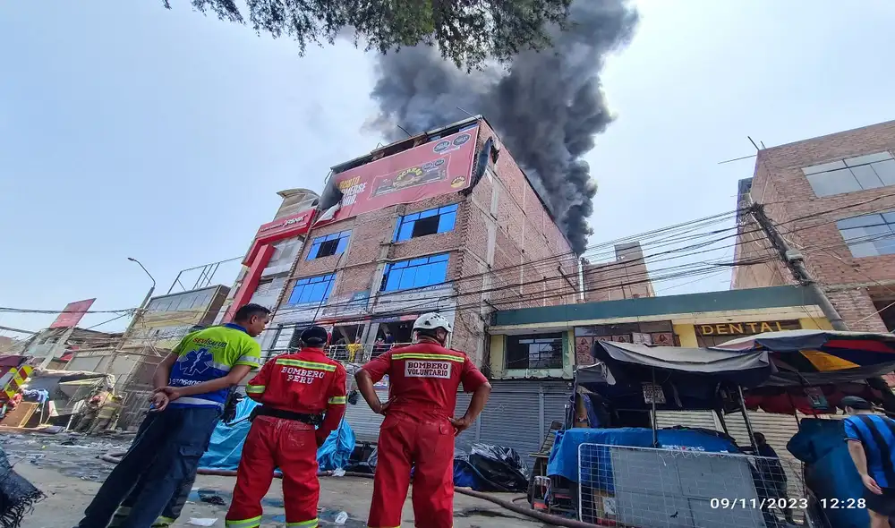 Bomberos se hicieron presentes en emergencia: con sacrifi cio venían reduciendo los amagos del fuego. Foto: La República