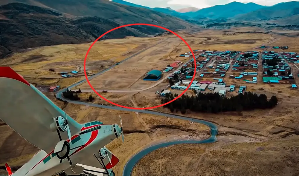 El aeropuerto de Huanacopampa se encuentra ubicado exactamente a 3.898 m s. n. m. y se construyó en 1920 aproximadamente. Foto: composición LR/captura de YouTube/Epicrol