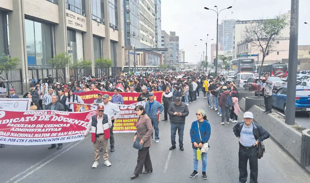 Marcha. Catedráticos llegados de las regiones marcharon hacia el Congreso. Piden aumentos. Foto: difusión