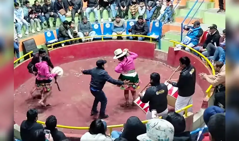 Parejas compitieron en ruedo de coliseo de gallos. Foto y video: Las Roncadoras de Angasmarca