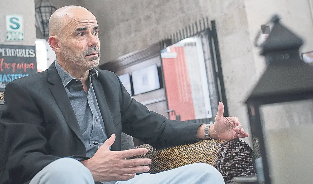 En su llegada al Perú, el escritor habla sobre su opinión política y social. Foto: Rodrigo Talavera / La República En su llegada al Perú, el escritor habla sobre su opinión política y social. Foto: Rodrigo Talavera / La República