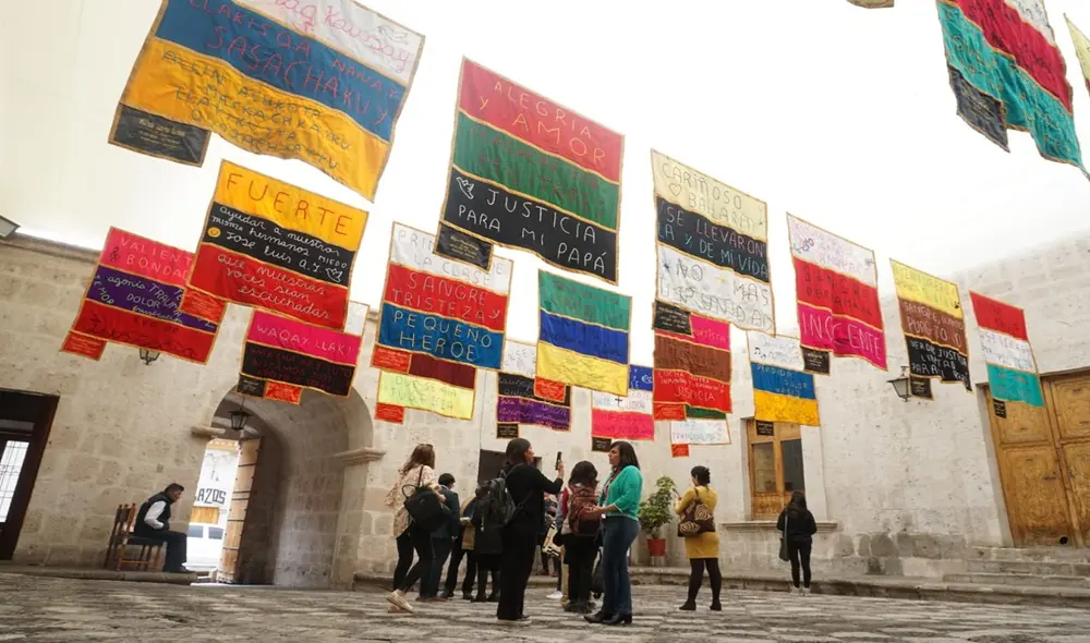 Familias bordaron frases que expresan lo que sienten por las pérdidas de sus seres queridos. Exposición se desarrolla en Biblioteca Vargas Llosa. Foto: La República