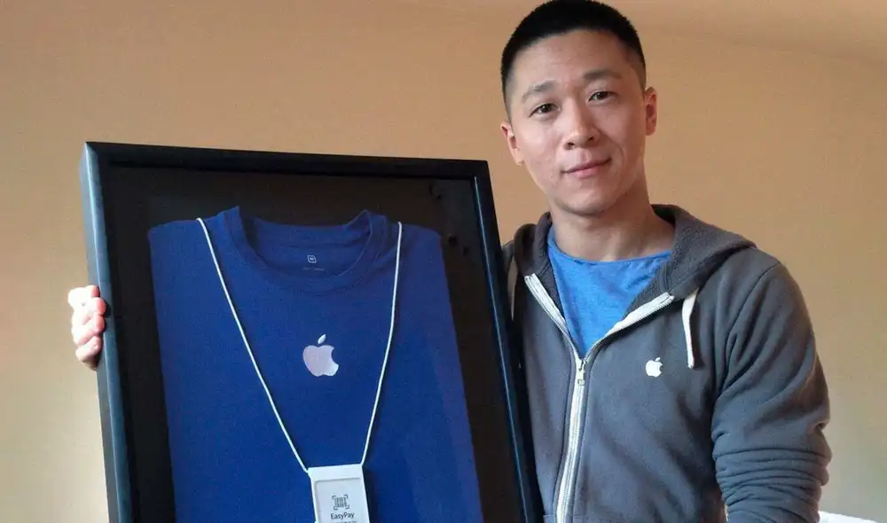 Sam Sung posando con el artículo que subastó. Foto: Applesfera Sam Sung posando con el artículo que subastó. Foto: Applesfera