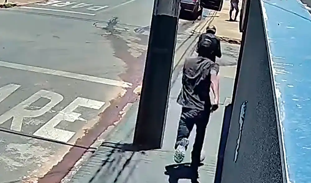 La víctima cayó al suelo, se golpeó la cabeza y perdió el conocimiento. Foto: captura Explora La víctima cayó al suelo, se golpeó la cabeza y perdió el conocimiento. Foto: captura Explora