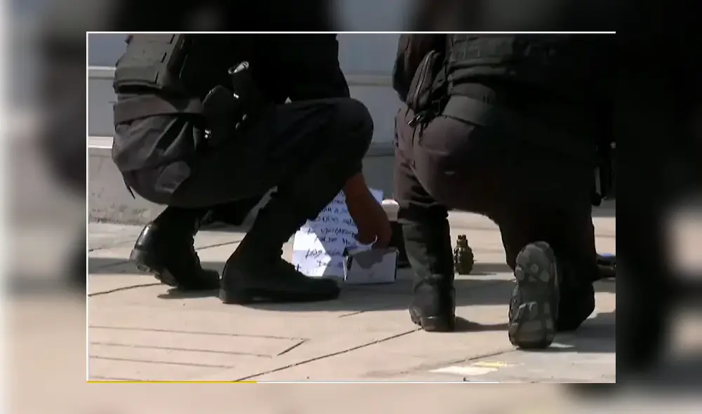 A una de las víctimas le dejaron una granada de guerra en su puerta. Foto: captura Latina - Video: Latina