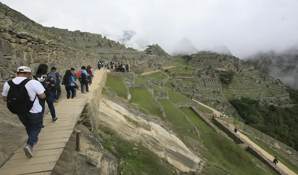 Se debate elevar aforo a más de 5000 visitantes diarios, pero en 2017 Unesco pidió reducir el aforo para no poner en riesgo el patrimonio que es Machupicchu. Foto: La República Se debate elevar aforo a más de 5000 visitantes diarios, pero en 2017 Unesco pidió reducir el aforo para no poner en riesgo el patrimonio que es Machupicchu. Foto: La República