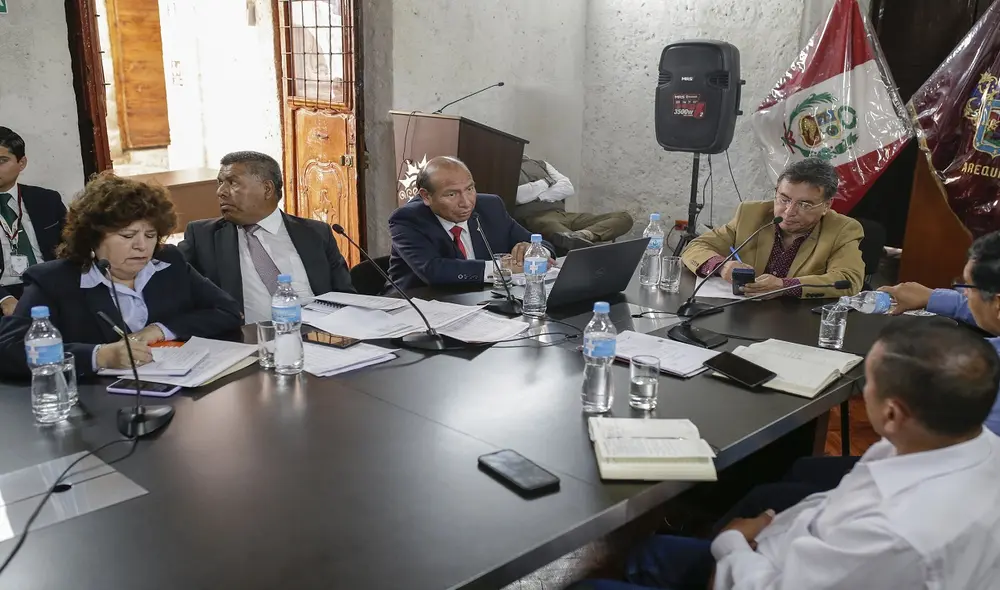 Jesús Hinojosa, gerente del GRA, expuso ante algunos miembros del Consejo Regional de Arequipa.  Foto: La República