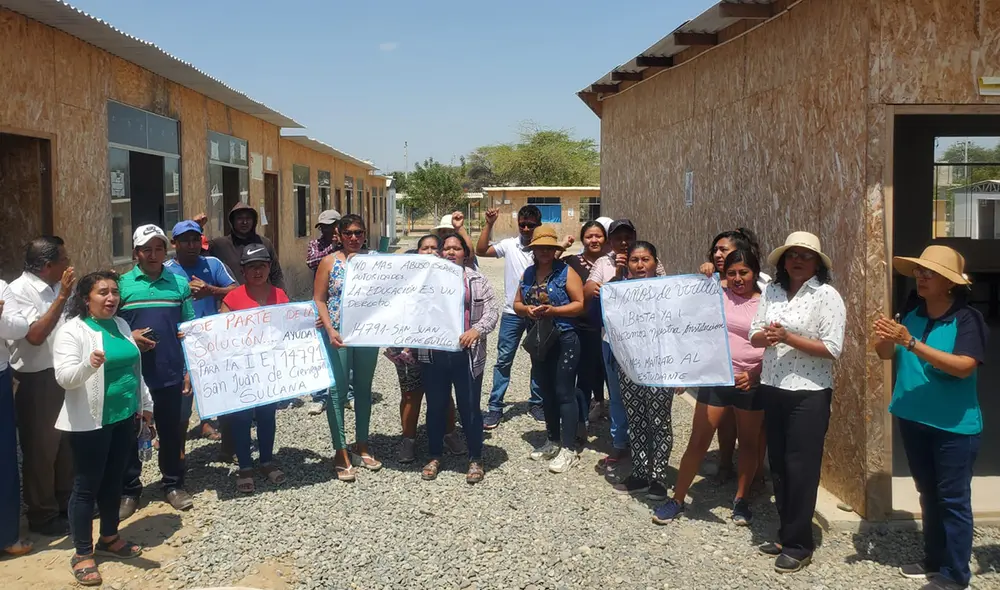 Padres de familia indicaron que sus hijos escuchan clases en aulas prefabricadas. Foto: Almendra Ruesta/La República Padres de familia indicaron que sus hijos escuchan clases en aulas prefabricadas. Foto: Almendra Ruesta/La República