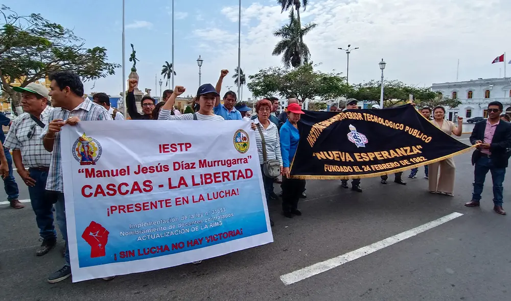 Docentes de institutos acatan paralización. Foto: Sergio Verde / La República