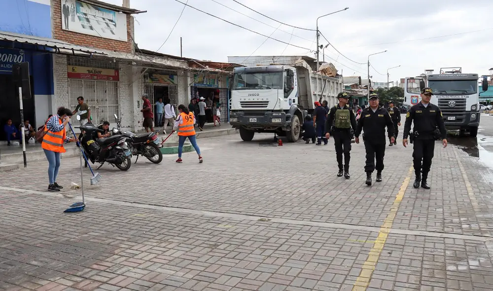 Comerciantes invaden vías públicas y eran un peligro ante accidentes. Foto: Difusión
