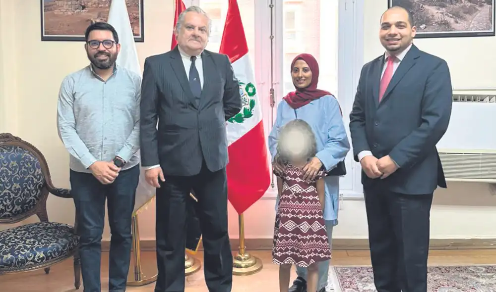 Lo lograron. Embajador José Betancourt (centro) con Nessma Alasttal y su pequeña Wattan. Foto: difusión