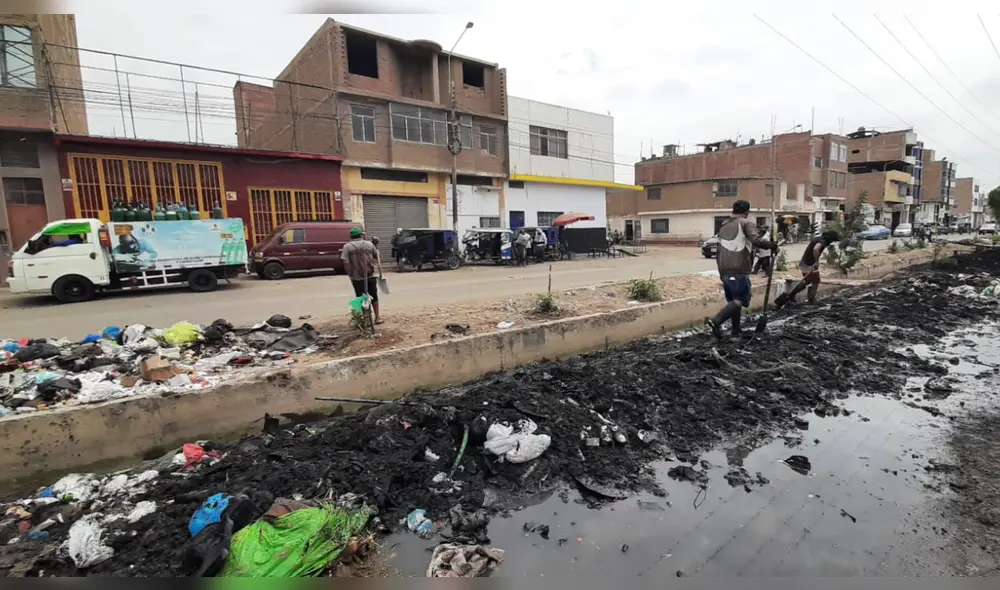 Contaminación. La mañana de ayer, personas hacían esfuerzos por retirar cúmulos de canal. Foto: La República